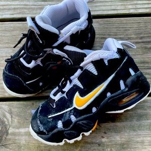 Toddler boy, Nikes size 7C  black and yellow, tennis shoes, air max